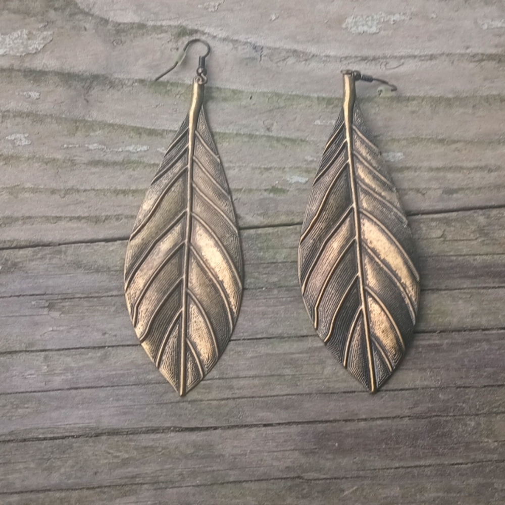 Elegant Leaf Design Silver Earrings
